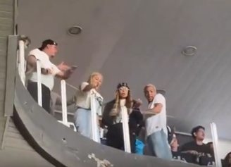 Rafaella Santos (de bandana preta no cabelo) é ofendida por torcedores rivais durante jogo contra o Santos