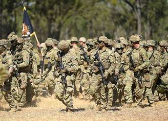 Soldados dos EUA durante a cerimônia de abertura do Exercício Southern Jackeroo em 29 de maio de 2026 em Townsville, Austrália