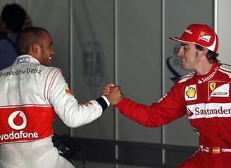 Piloto britânico de Fórmula 1 Lewis Hamilton da Maclaren (à esquerda) é parabenizado por Fernando Alonso da Ferrari, após pegar a pole position na sessão classificatória da F1 Grand Prix da Espanha, no Cirtuit da Catalunya, em Montmelo, perto de Barcelona, maio de 2012. Hamilton apontou Alonso como o rival que deseja derrotar mais que qualquer outro no grid da Fórmula 1..