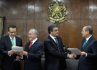 <p>Temer e Cardozo entregam as propostas aos presidentes do Senado, Renan Calheiros (dir.), e da Câmara, Henrique Alves (esq.)</p>