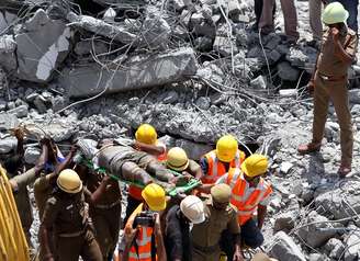 Bombeiros trabalham no resgate de vítimas do desabamento