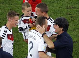 <p>Löw faz a festa com jogadores alemães no gramado do Maracanã</p>