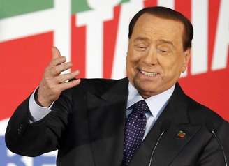 <p>Silvio Berlusconi durante um comício do partido Forza Italia, em Milão, em 23 de maio</p>
