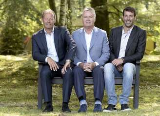 <p>Novo técnico da Holanda, Guus Hiddink, ao lado dos assistentes van Nistelrooy e Blind</p>