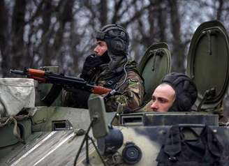 Militares ucranianos em veículo blindado em retirada da região de Debaltseve. 26/02/2015