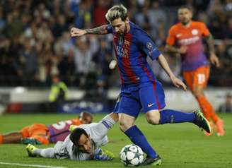 Messi dribla Bravo para fazer um dos gols do Barcelona (Foto: PAU BARRENA / AFP)