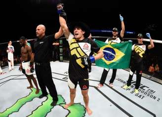 Felipe Sertanejo comemora vitória no UFC