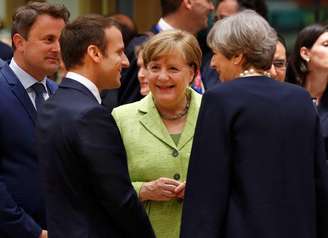 O presidente francês Emmanuel Macron (à esquerda), a chanceler alemã Angela Merkel (centro) e a primeira-ministra britânica Theresa May (à direita) durante cúpula da União Europeia em Bruxelas, na Bélgica
22/06/2017
REUTERS/Francois Lenoir 