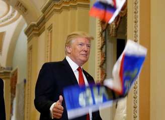 Trump caminha entre bandeiras jogadas por manifestantes no Congresso 
 24/10/2017     Reuters/Joshua Roberts 