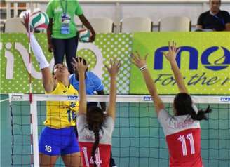 Brasil vence o México no vôlei feminino.