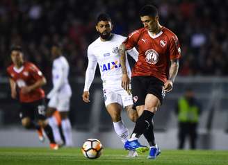 Gabriel e Hernandez disputam a bola