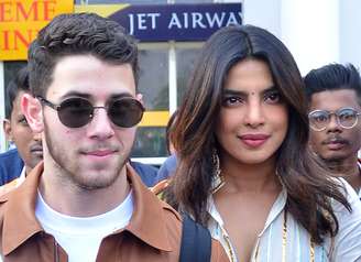 Atriz indiana Priyanka Chopra e cantor Nick Jonas desembarcam no aeroporto de Jodhpur 29/11/2018 REUTERS/Stringer
