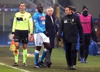 Koulibaly deixa o campo após expulsão em partida contra a Inter