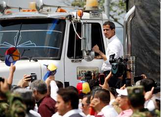 Juan Guaidó, líder da oposição e autoproclamado presidente da Venezuela, participa de ação que busca entrar em seu país pela Colômbia com caminhão de suprimentos