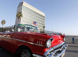 Carro em frente à embaixada dos EUA em Havana