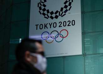 Homem com máscara de proteção passa pelo logo da Olimpíada de Tóquio
11/03/2020
REUTERS/Issei Kato