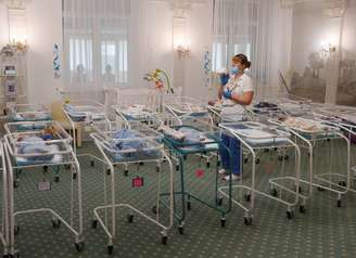 Enfermeira cuida de bebê no Hotel Venice, da clínica BioTexCom, em Kiev, na Ucrânia
14/05/2020
 REUTERS/Gleb Garanich