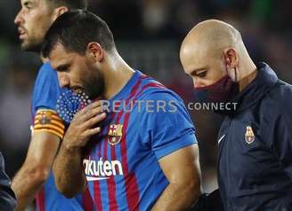 Aguero deixa o campo durante partida do Barcelona contra o Alavés
30/10/2021
REUTERS/Albert Gea