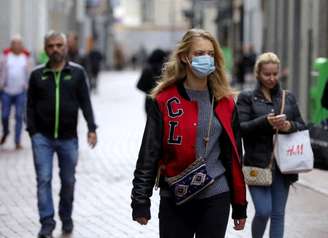 Pessoas caminham em rua de Amsterdã, Holanda
07/10/2020 REUTERS/Eva Plevier