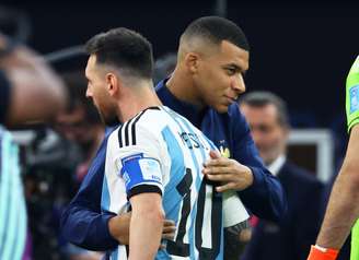 Lionel Messi e Kylian Mbappe se abraçam antes de início da partida pela Copa do Mundo de 2022