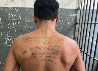 Tatuagem de homem preso por homicídio chama a atenção de policiais