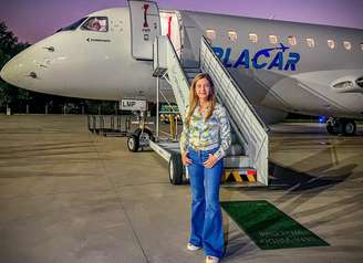 Leila Pereira apresenta avião utilizado pelo Palmeiras