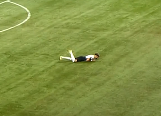 Yuri Alberto tropeça sozinho e cai de cara no chão durante clássico contra o Palmeiras