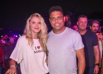 Ronaldo ao lado de Celina Locks no bloco do Silva