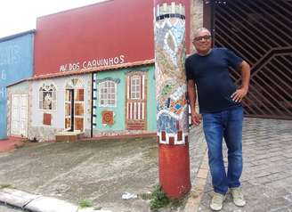 Fachada de casa em muro da vila Nova York, zona leste de São Paulo, confunde pelo realismo da imagem.