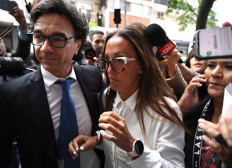 Veronica Ojeda, ex-mulher de Maradona, chegando ao tribunal para acompanhar julgamento sobre a morte do craque