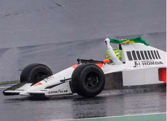 Lewis Hamilton conduziu Mclaren que pertenceu a Ayrton Senna em homenagem ao piloto, no GP de São Paulo em 2024.