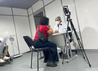 Jornalista recebe atendimento em posto da COP