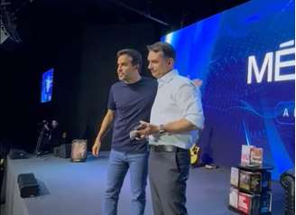 Flávio Bolsonaro ao lado de Pablo Marçal em evento em São Paulo