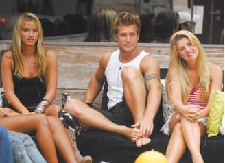 BBB 7: Diego Alemão se dividiu entre Fani Pacheco e Íris Stefanelli.