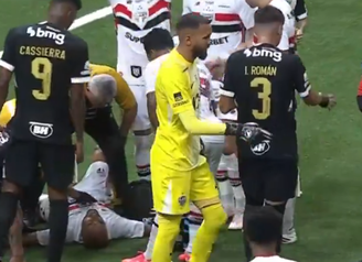 Lucas caído após ser atingido nas costas