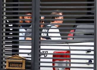 O ex-presidente Jair Bolsonaro ao chegar em casa, para cumprir prisão domiciliar, após deixar o hospital nesta sexta-feira, 27