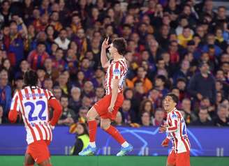Julian Álvarez comemorando um gol contra o FC Barcelona, pela Champions League.