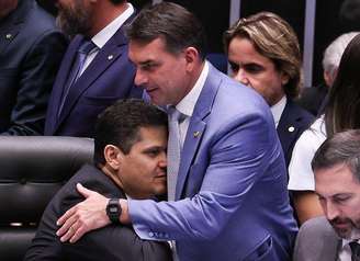 Davi Alcolumbre e o senador Flávio Bolsonaro durante votação que derrubou veto do PL da Dosimetria