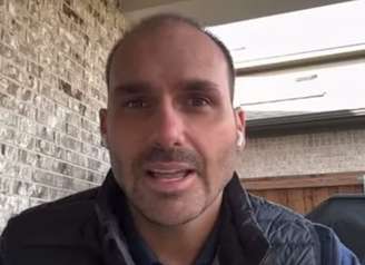 Morando nos EUA desde o início de 2025, Eduardo Bolsonaro é acusado do crime de coação no curso do processo