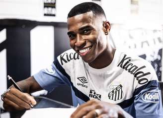 Jean Lucas ao assinar contrato com o Santos, em 2023