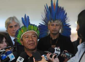 <p>Os índios Anastácio Peralta e Lindomar Terena, e o senador Delcídio Amaral (PT-MS), falam à imprensa após reunião com o governo a fim de encontrar uma solução para os conflitos fundiários</p>