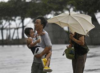 Moradores de Hong Kong tentam se proteger do vento forte