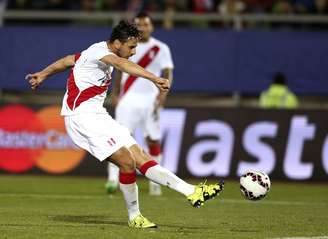 Pizarro chuta forte e garante vitória do Peru