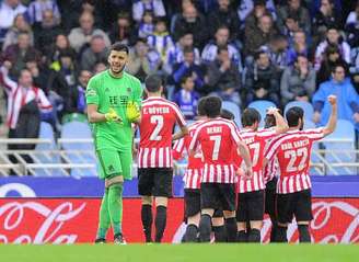 Jogadores comemoram um dos gols do Bilbao (Foto: Ander Gillenea / AFP)