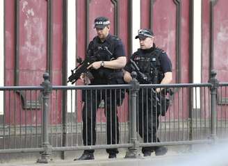Policiais patrulham os arredores da Manchester Arena após o atentado da noite de segunda-feira.