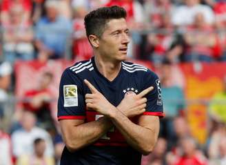 Robert Lewandowski comemora gol contra o Colônia