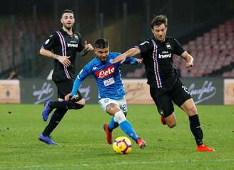 Insigne conduz bola marcado por defensor da Sampdoria
