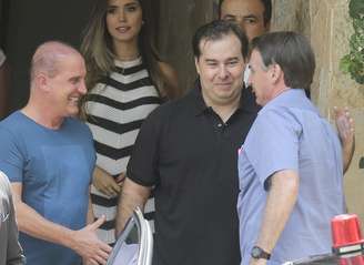 O presidente da Republica, Jair Bolsonaro é recepcionado pelo presidente da Câmara, Rodrigo Maia e pelo ministro da Casa Civil, Onyx Lorenzoni, para almoço com presidentes de poderes, ministros e líderes partidários na residência Oficial da Câmara em Brasília