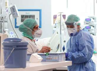 Médicos italianos atuando no hospital de Brescia