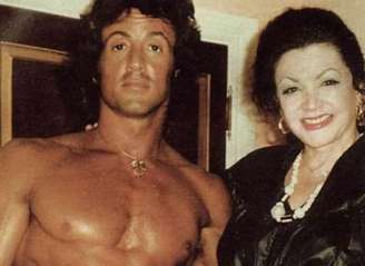 Sylvester Stallone ao lado de sua mãe, Jackie, em foto da década de 1980
